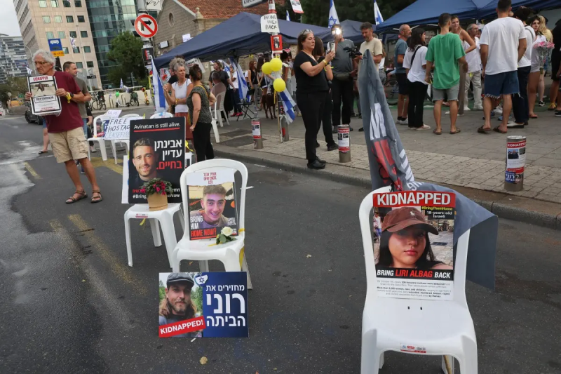 أهالي الأسري الإسرائيليين يحتشدون أمام السفار المصرية في تل أبيب